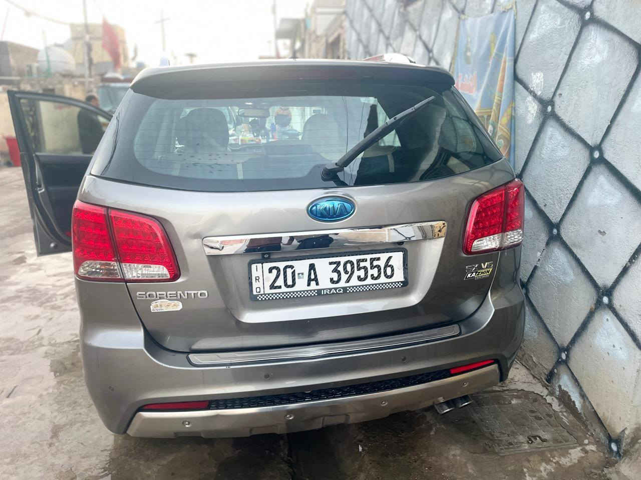 سلام عليكم سياره كيا سورنتو وارد أمريكي بصمه فتحه فول واحد عله واحد سته سلندر تخم  سبعه راكب تبريد 3قطع موديل 2013رقم ديالى العنوان بغداد بيع او مراوس الاتصال عله الرقم ***********
