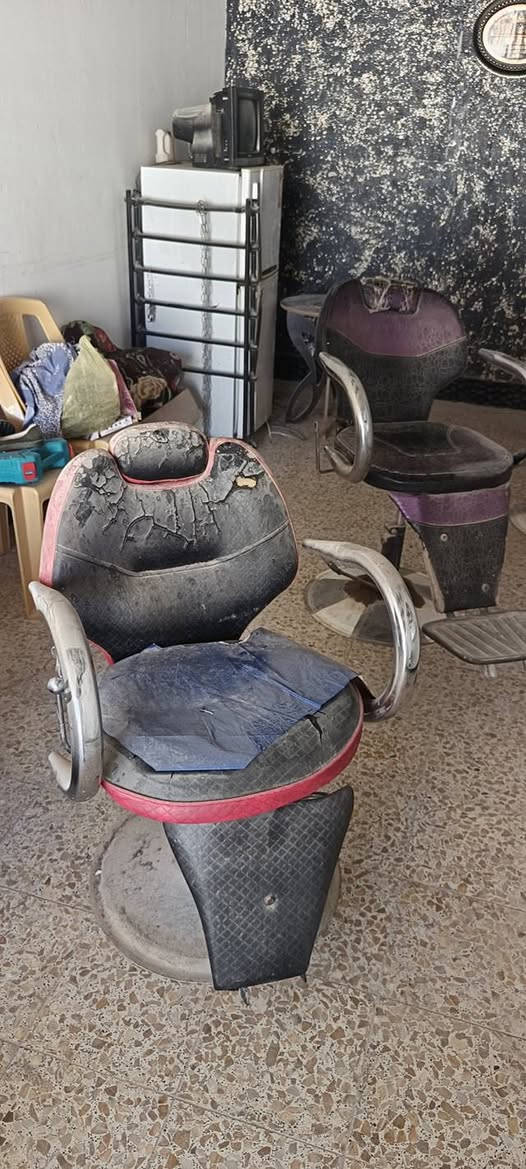 كراسي عدد 3 متربات 
ميز مرايه عدد 2 
العنوان النجف حي النداء شارع المجمعات 
اي استفسار التواصل ***********
