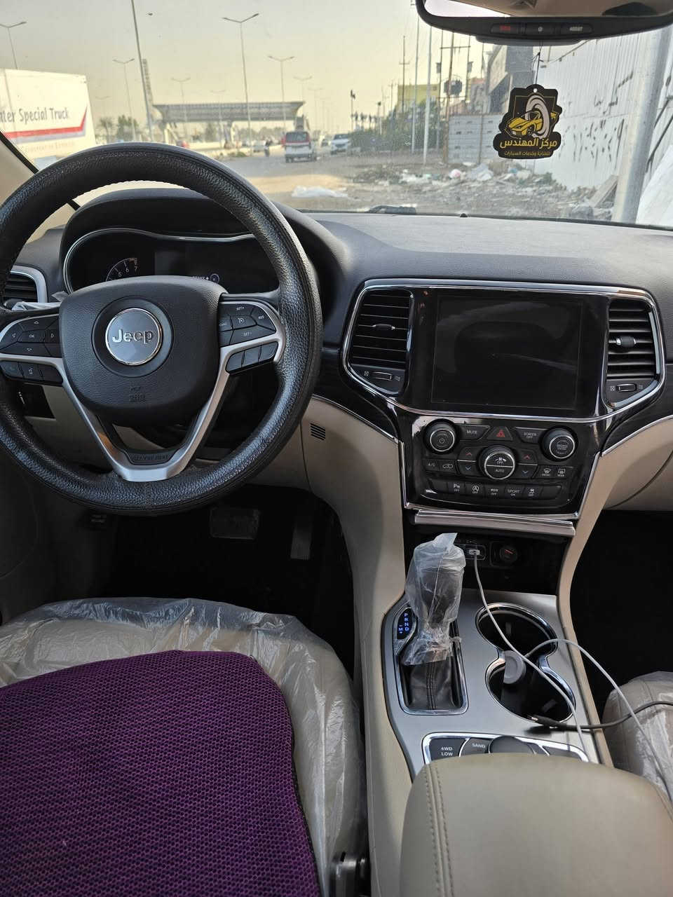 السلام عليكم.   
جيب كراند شيروكي لمتد موديل 2020 وارد امريكي حادث جاملغ عكس السايق شخط بلباب الي بصفة وصارت عندي رصعة يمي بلبنيد كلش صغيرة تخم تاير جديد قبل يومين بدلتة صدر جديد ماشية تقريبا 53000 ميل فتحة سقف رادار جانبي نقطة عمياء شاشة كبيرة داخل جلد بيجي كشنات كهرباء كشن واستيرن تدفئة اربع  مودات قيادة فور ويل محرك 6 سلندر 3600 ويل 20 صندوق كهرباء تحكم ستيرن تبريد قطعتين تبريد منفصل للجهتين كامرة خلفية حساس خلفي لايت زنون  السيارة رقم سليمانية باسمي تحويل مباشر السعر 258 ورقة  موجودة بغداد الاعظمية  للاستفسار ***********.
