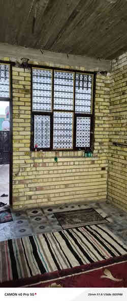 سلام  عليكم بيت للبيع مساحه ٢٠٠متر يتكون من غرفتان وصاله واستقبال ومطبخ مبني طابوق نقص الرضيه وبياض بناء جديد مكان كوت حي الحكيم نزله عميد جادر قرب سكلت ابو حسن التواصل علئ رقم *********** سعر 60 وبي مجال
