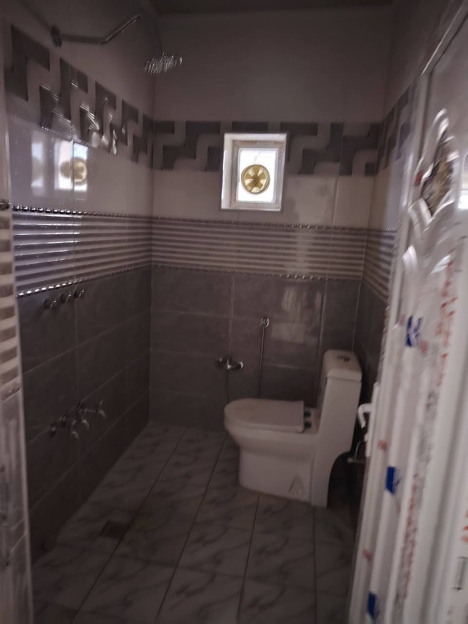 دار للبيع نظيف جدا المساحه 100مترواجهه ٥طابق واحد غرفه نوم وهول ومطبخ وصحيات وكراج وصحيات خارجيه فراغ إستلام مباشر طابو صرف قرب أسماك الشجيري قريب جدا شارع 80 حولي 40 متر
السعر 120 بيهةمجال
مراجعه مكتب الأهرام لعقار والمقالات شارع 60قرب مجمع الضامن الطبي *********** بيه واتساب ***********
