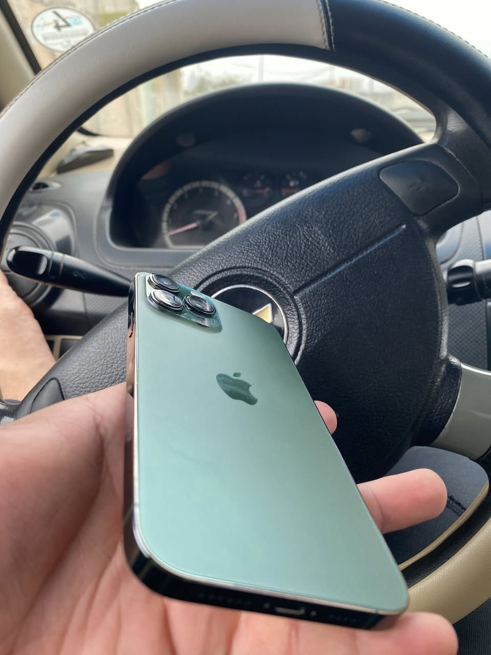 السلام عليكم 🫡 
١٣ برو ماكس 
مبدل شاشه وبطاريه ذاكره ٢٥٦
الشاشه مالتو صار بيها رطوبه من جوا تروح وترجع موضحه عندك بل فيديو شرط ما تاثر عل جهاز 
سعرو قفل ٣٥٠ ألف 
***********
