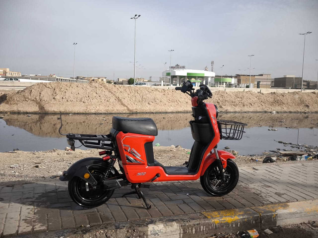 دراجه شحن R9 للبيع 
شغاله ونضيفه ناقصه فقط بطاريات 
وشاحنته وياه يحتاجله فقط بطاريات 
سعره 175 وبيها مجال للطيبن 
*********** هاذه رقمي الاسفسار
