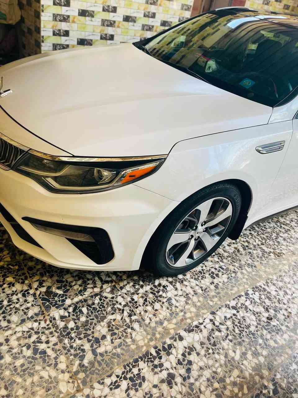سلام عليكم
كيا اوبتما موديل ٢٠١٩ فئة S فول مواصفات 
محرك تنفس طبيعي GDI سياره بدون قطرة دوانز علئ وضع الشركة گير ومحرك 
ماء زيتي وكالة 
دهن كله اصلي 
السيارة ماشية ٩٢فقط
سيارة ولا مسج بالدشبول جيك انجن طافي حجر بيئة بيه سيارة علئ وضع الشركة 
حادثة بنيد فقط تبديل اصلي 
❗️كشنات جلد بلادي 
بانوراما 
بصمة تشغيل وابواب وصندوگ 
رادار امامي يعمل تحديد السرعة والمسافة بينك وبين السيارة المقابيلك 
رادار جانبي 
رادار خلفي 
كشن السائق كهرباء 
تبريد منفصل لمس DUAL
شاشة بلادية لمس ٨ انج ( تحتوي على نظام اندوريد + نظام IOS) وهارد داخلي 8گيگيا مع انكانية فتح الخرائط العراق 
مراية عاكسة للضوء العالي 
نظام النقطة العمياء بالمراية الجانبية 
نظام التنبية عنده الرجوع للخلف 
حساسات خلفية 
نظام ترحيب والانارة الداخلية وانارة اليدات الابواب الامامية عند الاقتراب 
شاشة كشف الاعطال 
لايت امامي زنون اوتو عالي ناصي 
سستم سماعات 
انظمة قيادة اقتصادي - اعتيادي - سبورت 
صندوك ذكي يفتح عنده الاقتراب 
انارة داخلية ثلجي بلادي 
نظام GPS
كامرة دواره 
تحديد مسار 
لايت وبگ لايت لد 
ويل حجم١٨
دبل گزوز 
دفيوزر رياضي
فول تحكم ستيرن
سيارة رقم بغداد بأسمي تحويل مباشر 
مكان سيارة واسط / نعمانية 
سعر ١٥٤
***********

