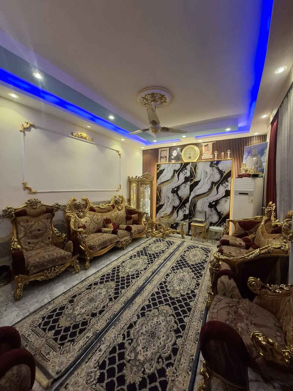 السلام عليكم /بيت للبيع  زراعي قرار محكمه 100 متر مربع الواجه 10 / ولنزال 10
طابقين ستقبال +مطبخ + غرفه جوه + حمام داخلي +ومنور +حمام خارجي+ غرفتين كبار الطابق الثاني + غرفه زغيره 
 بيت كامل العنوان الزعفرانيه مقابل سيد هاشم الاستفسار ***********
