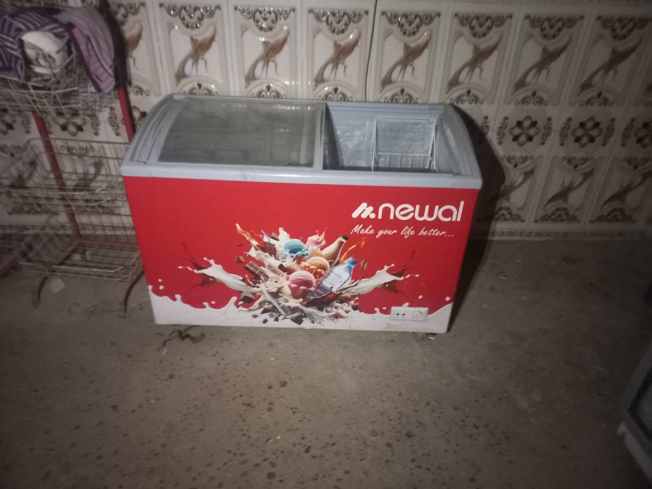 سلام عليكم غراض اسواق للبيع مجمده وعارضه ورفوف ثنين وميز وميزان المكان الغزاليه ابيع شلع السعر 1200 وبيهن مجال بصيط***********
