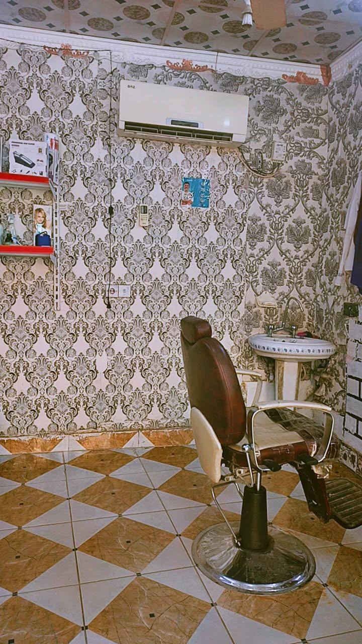 السلام عليكم 
غراض حلاقه كامل للبيع
سبلت شغال شرط
كراسي حلاقه عدد 2 نضيفات حيل
الغراض شلع للبيع السعر 500وبيهن مجال
للاتصال ***********
