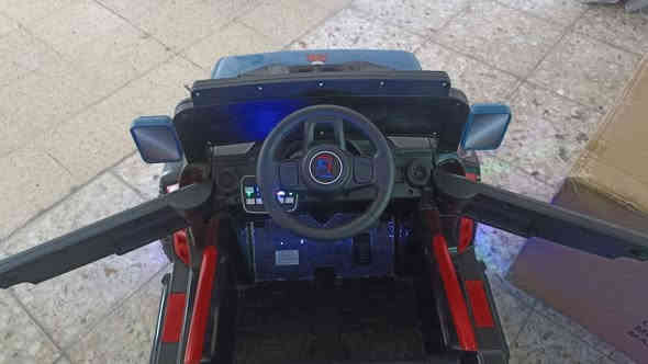 للبيع سيارة كهربائية للأطفال شبه جديدة .
الموديل : LB-688-S .
النظافة: 99% (استعمال شهر واحد فقط) .
كل أغراضها الأصلية متوفرة حتى الكارتونة .
تعمل بالبطارية وتشبه السيارات الحقيقية في الشكل والأصوات والإضاءة .
تحتوي على ثلاث سرعات مختلفة (بطيئة ، متوسطة ، سريعة) .
فيها وضع الحصان الذي يحرك السيارة للأمام والخلف بشكل ممتع .
توجد إمكانية التحكم عن بعد بواسطة الريموت كونترول .
مناسبة للأطفال من عمر 2 إلى 7 سنوات تقريبًا .
تتحمل وزن حتى 30–35 كغم .
الأبعاد : الطول 108 سم ، العرض 79.5 سم ، الارتفاع 42 سم .
لا يوجد توصيل – الاستلام من البيت فقط .

السعر: 180,000 دينار عراقي .
هاتف : ***********وبي مجال بسيط .
