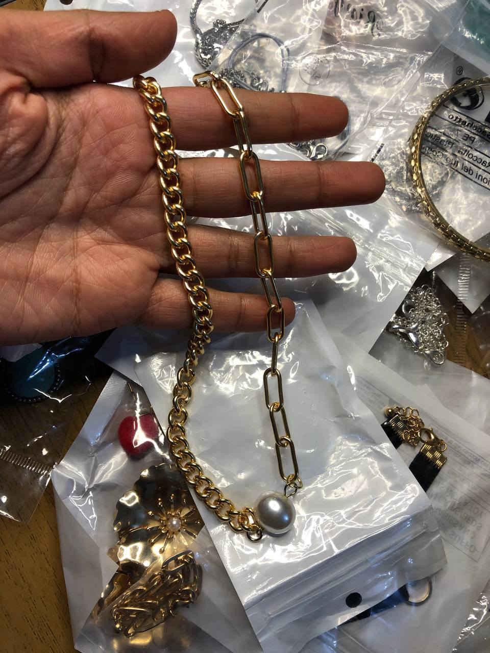 تعالن بنات ، عندي اكسسوارات كلشي ع الف ... واللي تريدهم كلهم تراسلني
ماعندي وقت انشرهم وباقين بالبوكس مالتهم
متوفر توصيل ٣ لكل المحافظات


**إذا كنت صاحب هذا الإعلان وتريد حذفه لأي سبب، رجاءا أرسل رسالة إلى الدعم الفني**