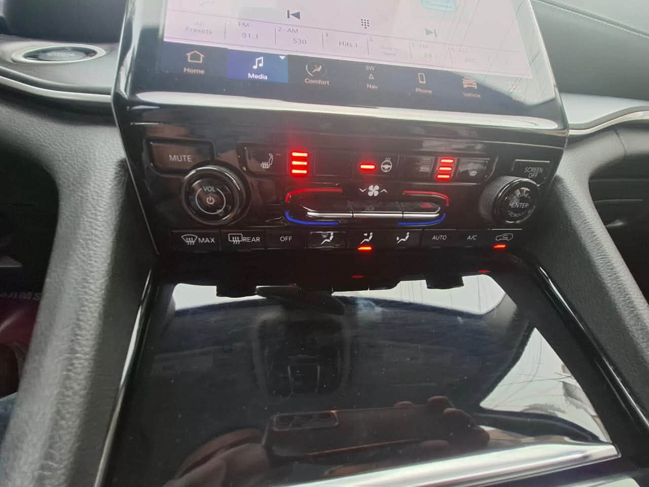السلام عليكم 🫡 

للبيع Jeep Grand Cherokee 

موديل 2023 فئة Limted  فووول عدة الفتحة

السيارة 7 راكب منفصل 

3 قطع تبريد  و جنطة كهرباء و شاشة كبيرة و شفتات ستيرن 

رادار امامي 

4 ويال

كشنات جلد وكهرباء وتدفئة

ستيرن خياط وتدفئة 

مكينة 3600

الابواب والدشبول مطعمة بصاج 

حساس خلفي و توقف ذاتي 

رادارات جوانب 

السيارة ماشية 10 الالف بامريكا ومشت يمي 11 الف

السيارة استخدام شخصي 

حادث السيارة جاملغ وبنيد بدون اي داخل بدون ايرباك

وسيارة بدنة وراديترات وتبريد وبراكيت وفلينة وداعمية علة 

وضع الشركة السيارة سيارة مبدلة بيها جاملغ وبنيد فقط كشر

السيارة مكانها في بغداد (البياع)

رقم الهاتف ***********

ورقم الهاتف الثاني ***********

السعر 290 🔥
