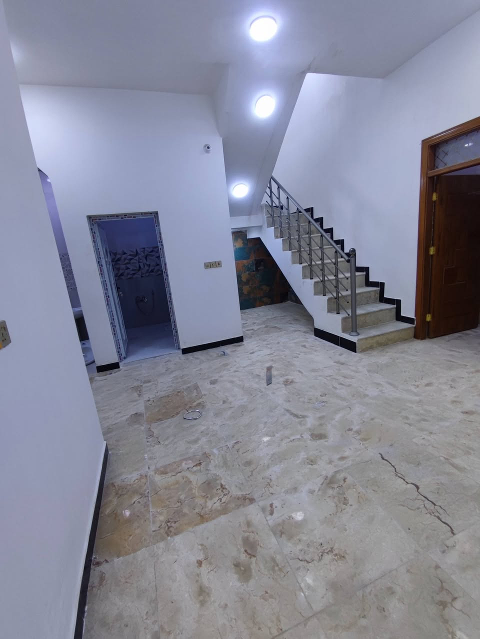 بيت 150 متر طابقين يتكون من 6 غرف نوم
بالاسكان الصناعي النزله الجامع الكبير قرب المجسر
الطابق الأول/ طارمه استقبال وصاله وغرفتين نوم ومطبخ وصحيات داخليه وخارجيه ومنور
الطابق الثاني/ يحتوي على 4 غرف نوم وصاله وصحيات
السعر عليك مراسلتنا واتساب أو اتصال ***********
