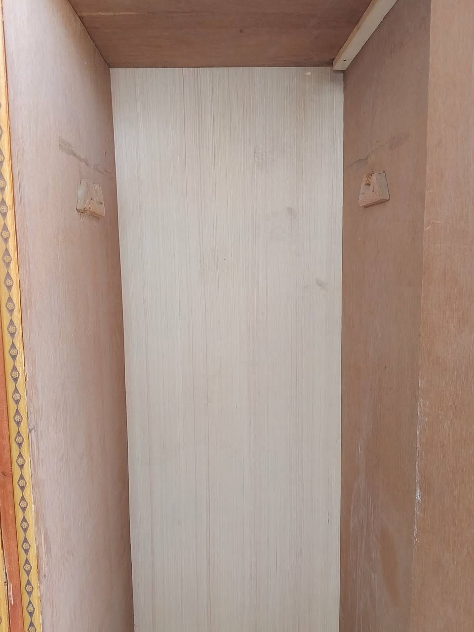 كنتور مستعمل ثلاثة أبواب تسكام للبيع مكاني الشوملي ويوجد خدمة توصيل ***********
