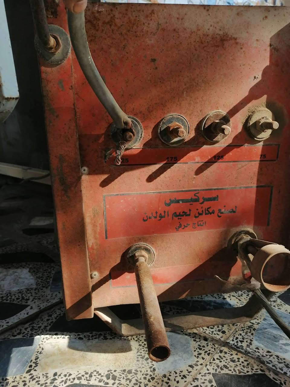 السلام عليكم اخوان رمضان كريم ع الجميع اغراض حداده للبيع مكينه 
بلغاريه كراكره +مكينه يوغسلافيه كونكار +مكاين عراقيات عدد 2 المكان محافظه ذي قار للاستفسار الاتصال ع الرقم ***********او ***********
