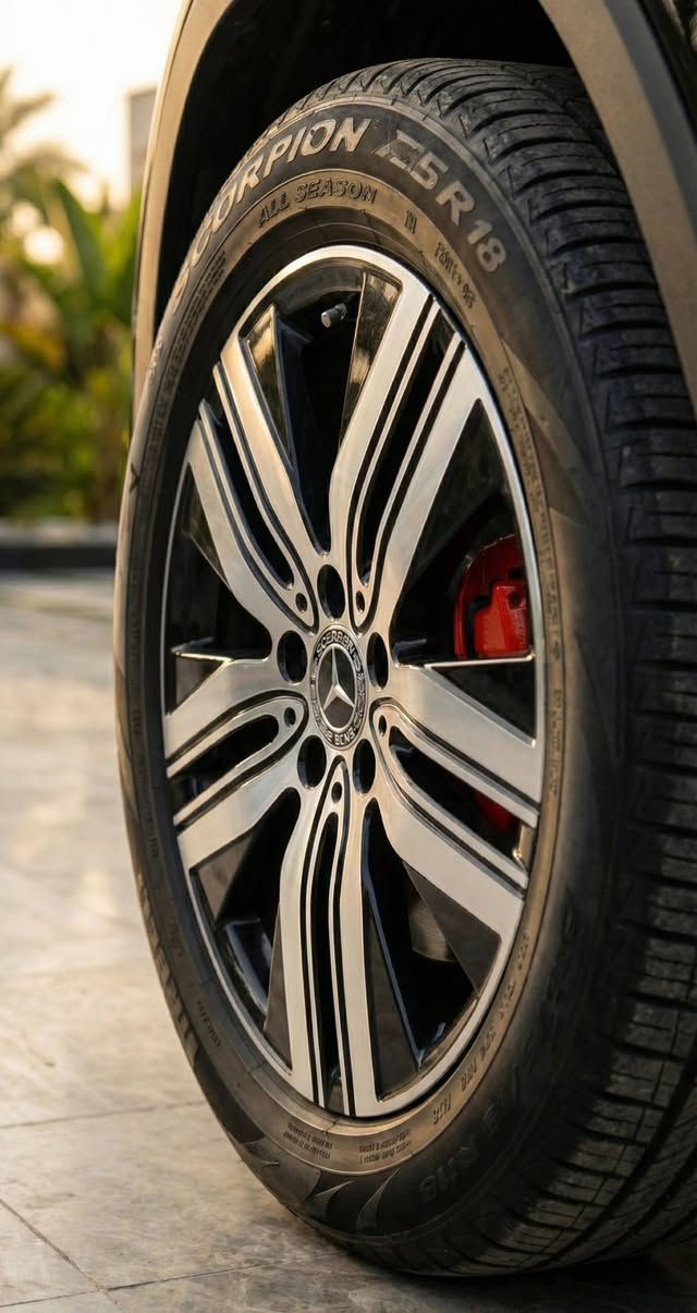 اول شي هاية المارسيديس كهربائية بالكامل
ثاني شي معدل عليها صاحب السيارة شركة اي ام جي ممعدلة  عليها هيج تعديل 
 
ثالث شي شنو بسعر جيب لو سعر كراون لو سعر برادو تاخذلك الماني ابن امة وابو والكشخة الحلوة والهيبة بسعر بلاش 
ترهم رجال اعمال ،عائلية ، شبابية 

من غير توفرلك 500 الف شهريا مال بانزين 

..
مواصفات السيارة 
🌍 صديقة للبيئة – قيادة كهربائية بالكامل بدون انبعاثات
🔋  مدى كهربائي يصل حتى 480 كم بالشحنة الواحدة حسب القيادة
⚡ محركين كهربائيين بإجمالي قوة 228 حصان
⏱ تسارع من 0 إلى 100 كم/س في حوالي 8 ثوانٍ
🛞 دفع رباعي 4MATIC يوزع القوة على جميع العجلات لثبات وأمان أعلى
⚡ شحن سريع DC من 10% إلى 80% خلال نصف ساعة فقط 

🏆 مميزات داخلية وتقنيات متطورة:
• سقف روز نجوم اكثر من 64 لون 
• حزام وفلنجات وارضية وستيرن تفصال لون احمر AMG
• لوكو مارسيدس عند فتح الباب 
• لد علامة مارسيدس امامي LED
• 5 مقاعد رحبة ومريحة مع إمكانية طي الصف الثالث
• مقاعد جلد فاخر مع تدفئة  للمقاعد الأمامية
• إضاءات محيطية داخلية بـ 64 لون قابل للتخصيص
• شاشة رقمية مزدوجة 10.25 إنش للعدادات والنظام الترفيهي
• نظام MBUX مع أوامر صوتية ذكية “Hey Mercedes”
• دعم Apple CarPlay و Android Auto لاسلكيًا
• نظام ملاحة متطور مع عرض الخرائط على لوحة العدادات 

🛡 أنظمة الأمان والمساعدة:
• مساعد الحفاظ على المسار
• مراقبة النقاط العمياء
• نظام مكابح الطوارئ التلقائية
• رادار أمامي للتكيف مع حركة المرور
• كاميرا مع حساسات محيطية ذكية 

حادثها بنيد ودعاميه اصلي شركه كلة مبدل 
ايرباك ستيرن 
ماشية 29 كيلو 

جان رايدها ب 360 ورقة بس مستعجل على بيعتها ب 330 وبيها مجال بسيط 

*********** :WhatsApp
