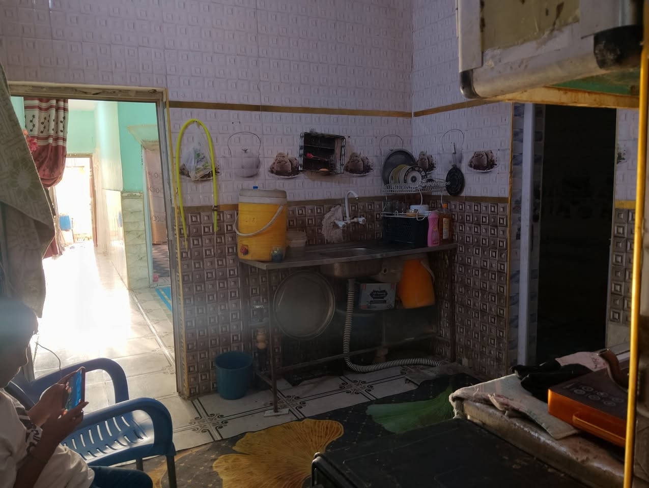بيت رقم مساحه 100 متر مكانه حي الحريه منطقه متوفر بيها جميع الخدمات تبليط كهربا مدارس كلشي جديد وقريبه علشركة النفط  سعره مناسب الشراي يخابر ويدلل ***********
