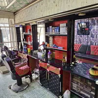 متوفر غراض محل حلاقة كامله  كراسي حلاق عدد ٢ (نص عمر) و تخم قنفات ٨ مق...