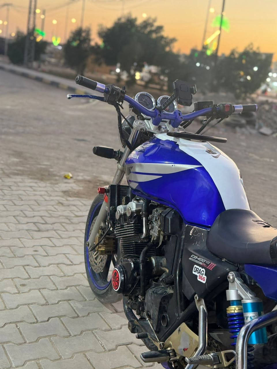 السلام عليكم
دراجه CB400 جيل الثاني تعليمي
دراجه أوراق اصولي  
دراجه مكينه مفتوحه مره وحده يم ابو رقيه وميحتاج اسولف عن ابو رقيه معروف شنو شغله 
دراجه مديل 2006 
اكزوز رياضي 
بك فاير بيها 
دراجه بيها انطلاقيه كلش حلوه 
1.2.3 بطناش 
تعال افحص اطلع بيها تراي وين ما اعجبك جيك وقتنع 
السعر 1500  وبيها مجال لطيبين
دراجه بيها نواقص بسيطه 
ابيع ع هذا موجود 
مكاني كربلاء 
يم ملعب كربلا جديد 
رقم تلفون ***********
