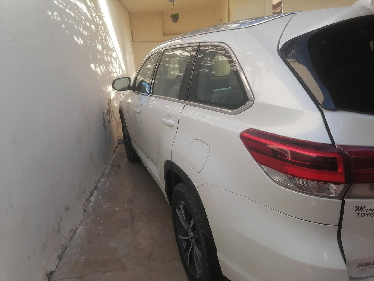 هايلاندر موديل 2017 محرك 6 ما مفتوح بيها 3قطع تبديل بلادي سعر  ٢٥٠ $ قفلة. تواصل مع رقم  ***********
