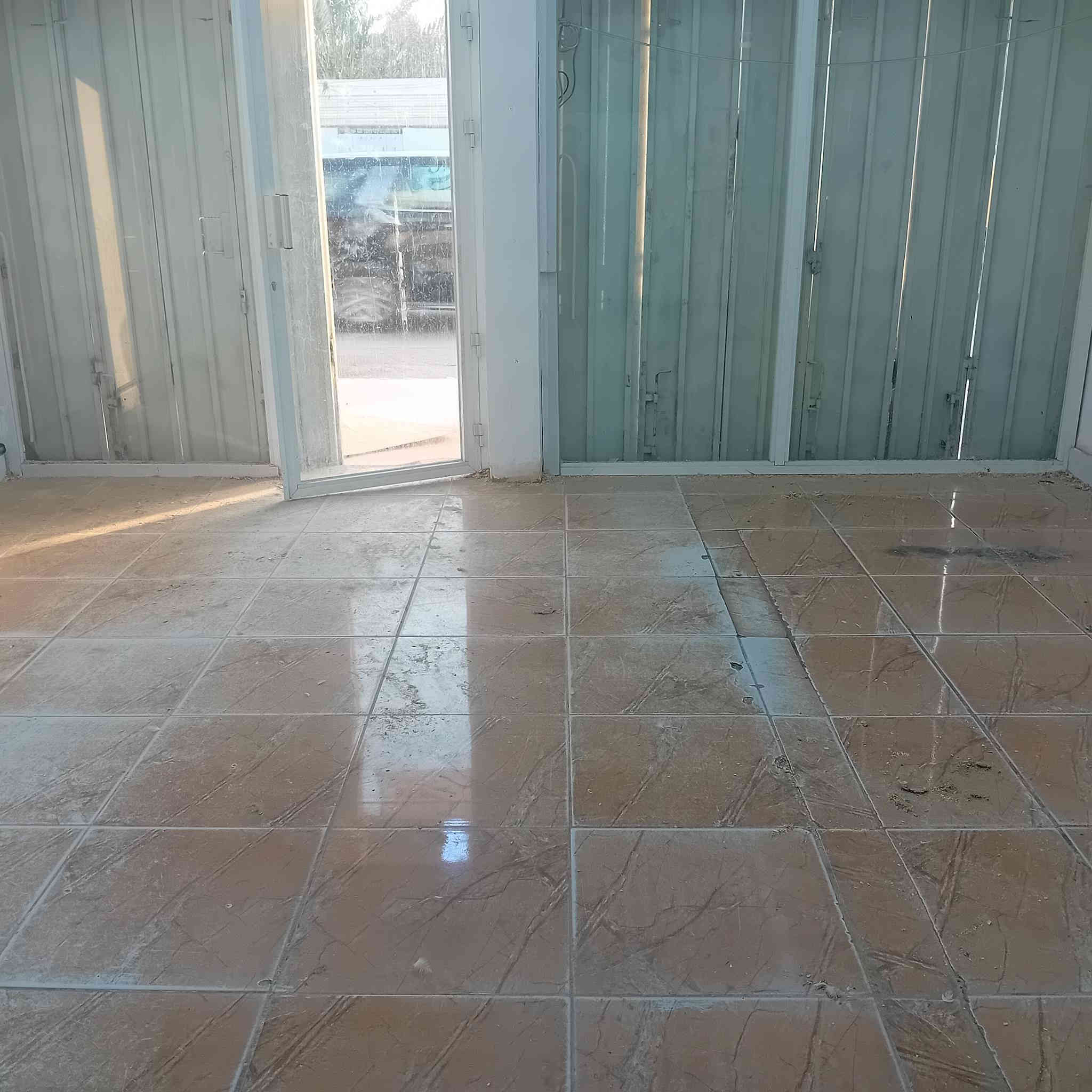 محلين للايجار مفتوحات محل واحد
بناء حديث واجهيتهن جام مع قطعه فارغه ورى المحل تصلح مخزن مسيجه وكامله مساحه القطعه ٣٠٠ متر
العنوان تنومه شارع لاطفاء 
الواجهيه المحل 5 متر
العرض المحل6 متر
للاستفسار لاتصال على الرقم *********** بي واتساب للعلم على  شارع عام عرضه ١٥ متر
