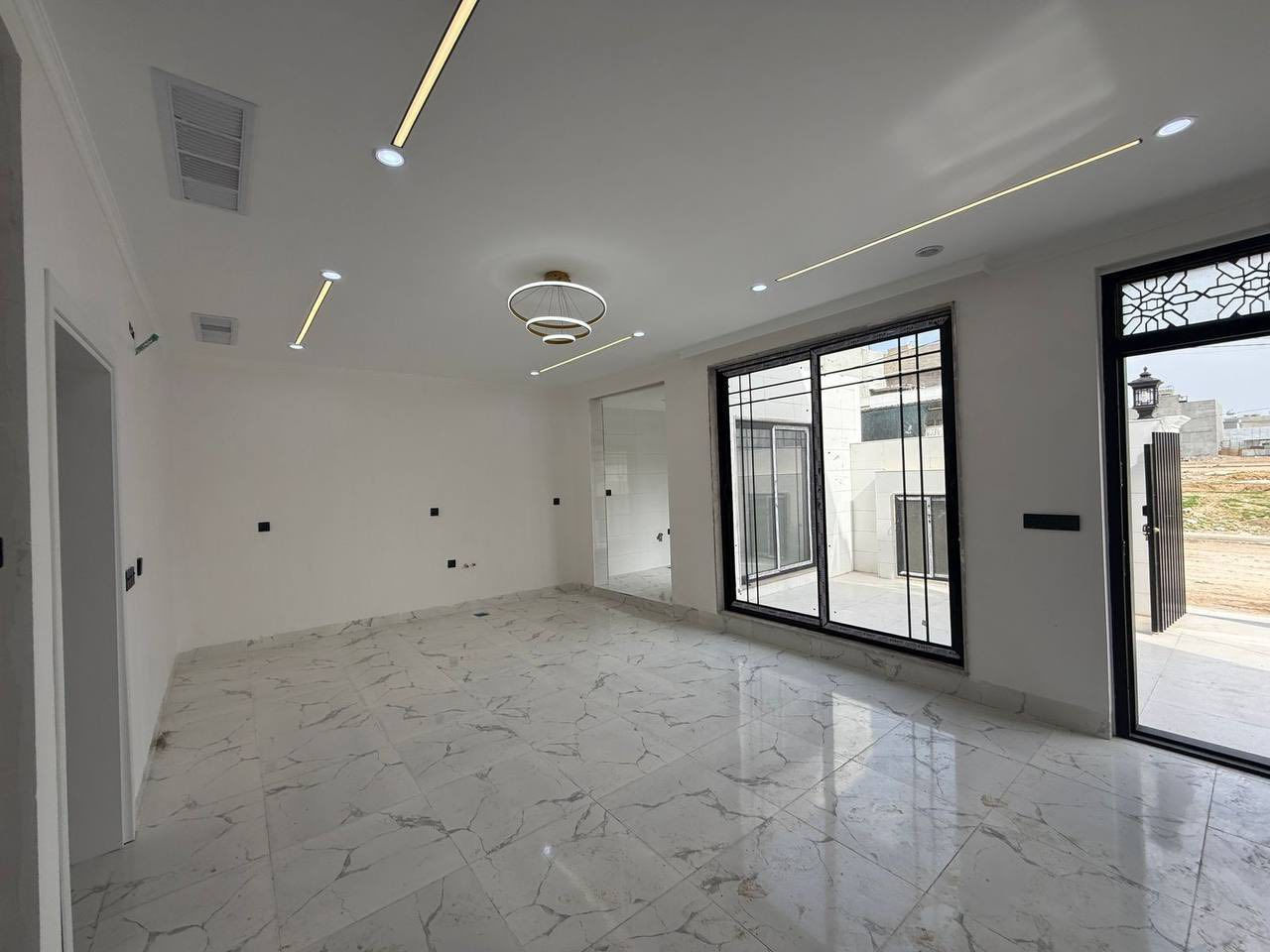 🔸سند طابو يتسجل بإسم اي عراقي
📍أربيل-بيت للبيع حي 8حساروك قرب شارع كورنيش 
➖مساحة 150M طابقين ركن
يتكون⤵️
➖4غرف نوم 
➖استقبال-صاله-مطبخ-مجموعه صحيات-كراج

***********
***********
**************
في حال لم يتوافق العقار مع رغبتكم او لم يكن بقدر امكانيتكم زوروا موقعنا على تلكرام للتصفح على اكثر عدد من العقارات المتوفرة•https://t.me/mohamedaqarat1
