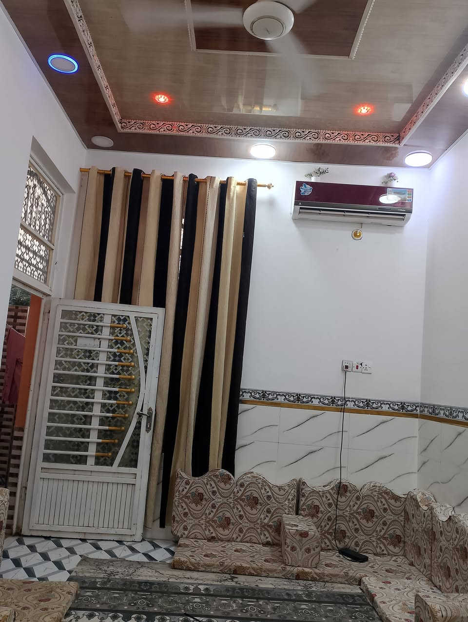 السلام عليكم
🏠 بيت للبيع في سوق الشيوخ - الحي العسكري
شارع المستوصف ويدخل أيضاً على شارع سيد جواد  المنطقة مخدومة بالكامل وقريبة من الخدمات والمرافق الأساسية
📐 المساحة الكلية: 100 متر
 طابو ملك صرف (سند جاهز للتحويل)
 طابقين (بناء نظيف وجديد )
التصميم الداخلي والمرافق:
🛏️ غرف النوم: غرفتين نوم  وحده فوك ووحده جوا + مخزن صغير
صالتين فوك وجوه
وديوانيه + بلكونة مطلة + سطحين 
🚿 الخدمات الداخلية: مطبخ ومجموعات صحية متكاملة.
💵 السعر: [ 85 مليون  ] (قابل للتفاوض بيه مجال )
للاستفسار عن البيت 
📱 رقم الهاتف: ***********
