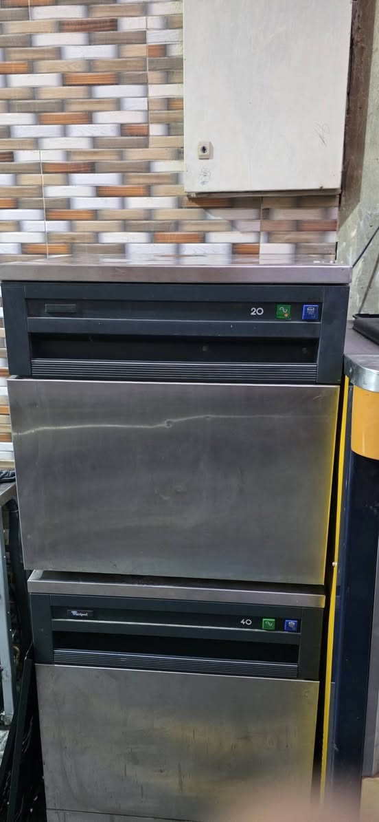 على بركه الله يتوفر ماكنه صنع مكعبات ثلج ايطالي باله كويتي شرط النظافه والفحص للاستفسار الاتصال على الرقم *********** او مراسله الصفحه
