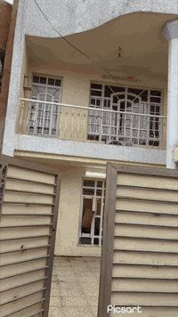 بيت للبيع في منطقة الشعب قرب فلكة صباح
الخياط
المساحة 110م
واجهه 5،5م / نزال 20م
طابو صرف ملك
طابقين
طابق الارضي يحتوي على :
كراج / حمام خارجي
استقبال / هول حولي / مطبخ منعزل / ومرافق صحية
الطابق الاول يحتوي على غرفتين :
غرفة نوم كبيرة + غرفة نوم سويت
الطابق الثاني : بيتونه + سطح
للأستفسار : ***********
