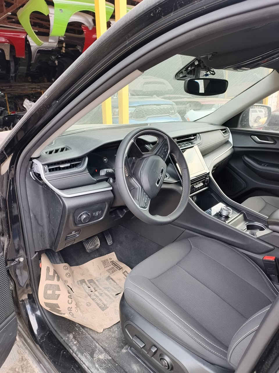 جيب گراند شيروكي لمتد 2024 /7 راكب ماشيه 2000 اخت الزيرو بدون غسل ع واقع الحال جديده لوك بدون حادث رقم بغداد  للاستفسار ***********
