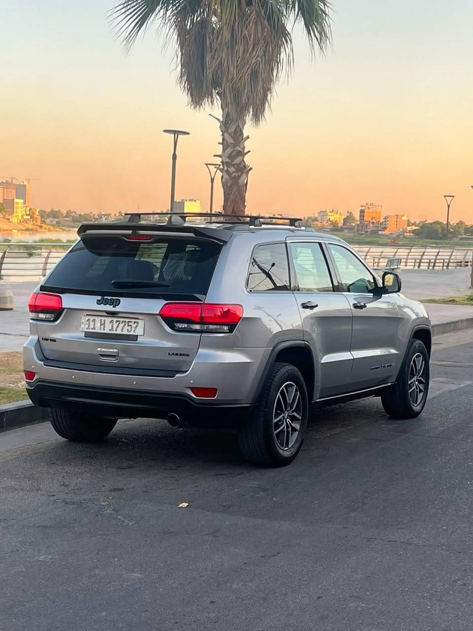 السلام عليكم 
جيب لاريدو ٢٠١٦ وارد امريكي حادثهة جداً بسيط جاملغ فقط وبالعراق باب خلف السايق بدون داخل فقط صبغ وصور الحادث مرفقة بالمنشور
رقم بغداد بأسمي
مواصفات : فتحة ، بصمة ، شفتات بالستيرن ، كشن كهرباء ، شاشة ، كامرة ، رادارات ، توقف ذاتي ....
سيارة جديدة بدون اي نقص
السعر ١٧٥ 
مكان السيارة بالكاظمية
للاستفسار : ***********
