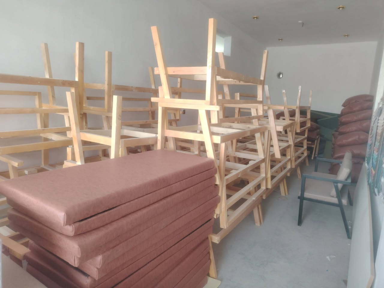 من ورشة العمل تم تجهيز جلسات مطعم + طاولات وسطية
للتواصل معنا/ ***********
