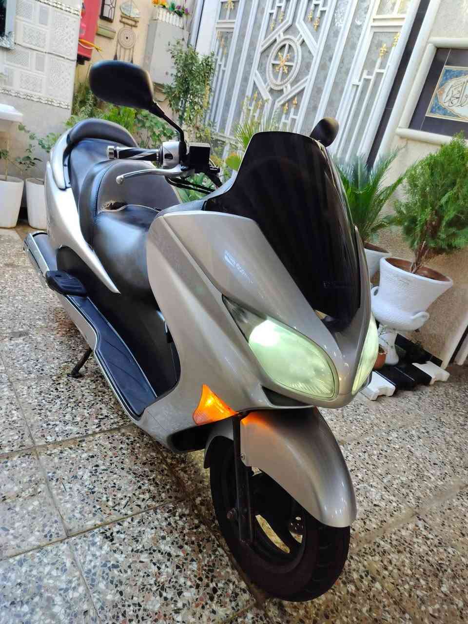 سلام عليكم فورزه 9/0 /7كير /4تحؤيلات استيرن رياضي  استاند حساس منضؤمه زنؤن متغير   بكلايت كرستال اكلؤب جنطه
كهربايات كيجات كلهه شغاله 
لون مميز بلاد دراجه نضافه فؤل 
اؤراق كامله  تخم تاير جديد طستهه ناعمه 
 دراجه مكفؤله  كلهه  شلعه ؤمعدل فؤل سعرهه مليؤن ؤ250مكانهه بغداد شراي اتصل عرقم ؤتدلل رقمي***********
