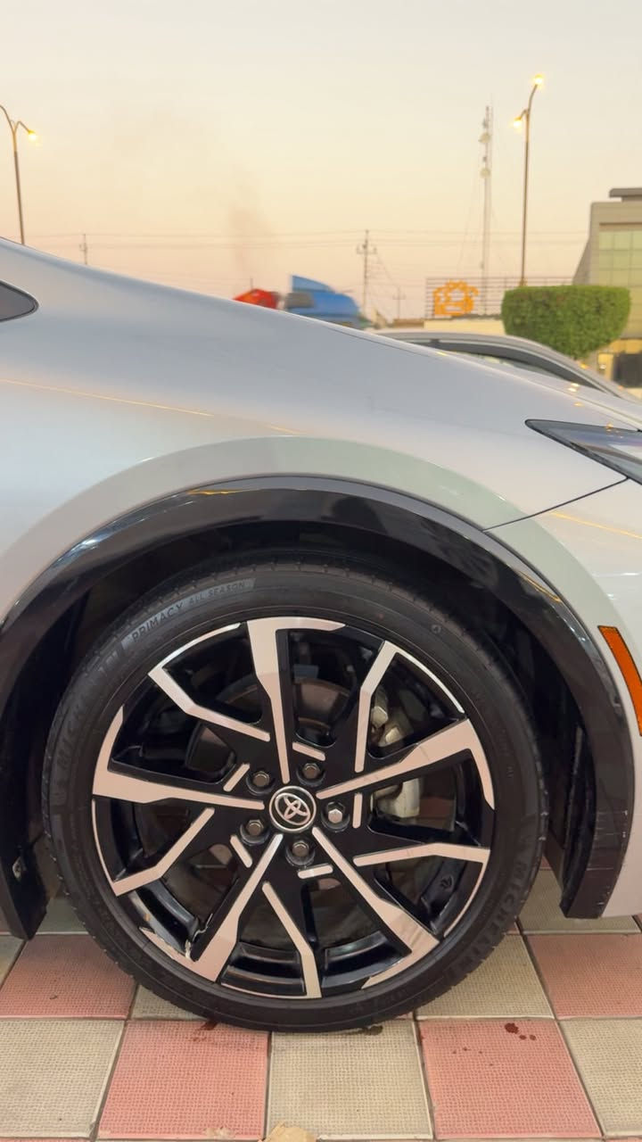 🚗 تويوتا بريوس برايم (Prius Prime) 2024 - فئة XSE للبيع 🚗
السلام عليكم شباب.. للبيع ملكة الاقتصاد والأناقة، تويوتا بريوس برايم موديل 2024، فئة XSE (أعلى مواصفات الفول ). تجي هايبرد وكهرباء وبانزين والسيارة ما شاء الله بحالة الوكالة وجاهزة من كلشي.

المواصفات والتفاصيل:
 الموديل: 2024.
 الماشية: 30 ألف ميل فقط (مشية حشمة ونظيفة).
 الفئة: XSE (سقف أسود بلونين بلادي، ويل حجم كبير المميز، لايتات LED الحديثة، داخلية لونين جلد شاشات ورادارات كاملة، وتحديد مسار).
 الرقم: رقم شبه مميز (55884)

🛠️ حالة السيارة والحادث:
السيارة صلاة على محمد،  نظيفة وما بيها أي نقص. حادثها بسيط جداً ومصلح تصليح درجة أولى (جاملغ خلفي وخشم الجاملغ الثاني)، تصليح ماله أي أثر، والسيارة حرة وجاهزة من كلشي.
💰 السعر المطلوب: 175 ورقة (17,500$) وبيه مجال للشرّاي الجاد 
📍 المكان : الأنبار - الفلوجة.
📞 للاستفسار والتواصل:
 آسيا: ***********
 زين: ***********
(أو المراسلة مباشرة على الخاص)
واني بلخدمه🤍

ملاحظة: السيارة جديدة صلاة على محمد، شغل واطلع لبغداد أو لأي مكان يعجبك وما تصرف عليها دينار واحد. الشراي الجاد يتصل وماراح نقصر وياه بالسعر بالشيء المعقول

