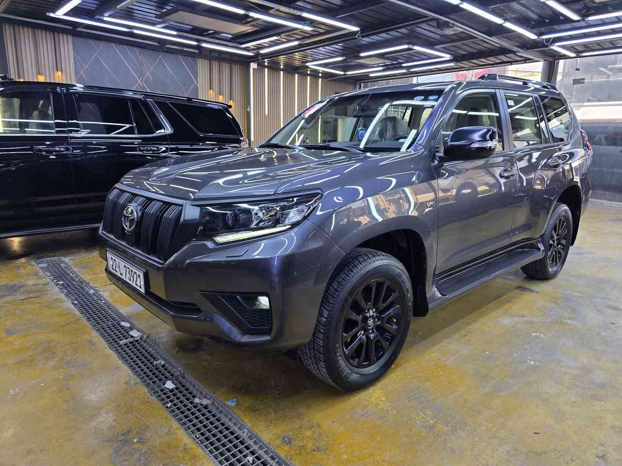 السلام عليكم
للبيع او المراوس 
تويوتا برادو مدنايت 
موديل 2023 
فئة الTXS يعني فول مواصفات 
ضمان شركة ساز وبعدها بالضمان وبيهة تبديلات دهن وفلاتر مجانية 
مكفولة كفالة عامة وجديدة جدا 
ماشية 34 الف كيلو حقيقي 
رقم اربيل الجديد وبأسمي تحويل مباشر 
السعر 455 وبيهة مجال بسيط 
للاستفسار 
***********
***********
