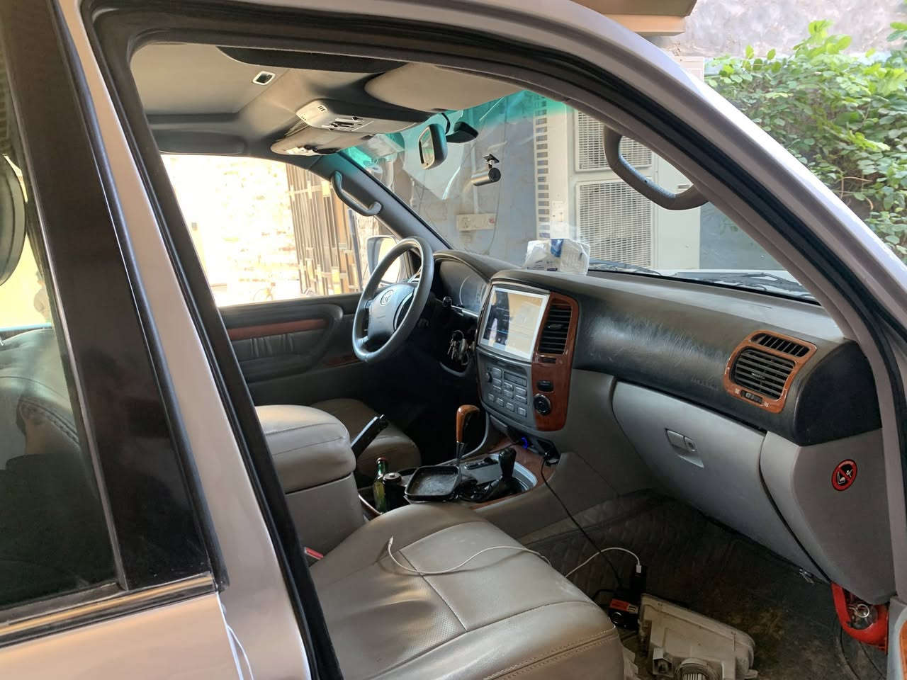 لاندكروزر موديل ٢٠٠٥ فئه VXR محرك ٨ سلندر ٤٧٠٠ بيهة قطعه وحده صبغ ماشيه ٢٨٠ الف كيلو رقم اربيل  عدد المقاعد ٧
١- جكات تعليه تنصيه 
٢- ثلاجه 
٣- شاشه 
٤-دبل تانكي 
٥- كشنات جلد البلاد مالتها 
٦- كامرات امامي خلفي 
٧-تحكم ستيرن 
٨- كشنات كهربائيه 
٩- صندوق كهربائي 
١٠- التحكم على المنحدارت 
١١-تدفئه وتبريد مقاعد 
١٢- فتحه سقف 
١٣- مستشعر وقوف 
١٤- كاميرات اماميه خلفيه 
سعرها ٢١٠ وبيها مجال 
للتواصل على الرقم ***********
