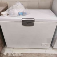 مجمدة مستعملة • حجم كبير • باب يحتاج تبديل