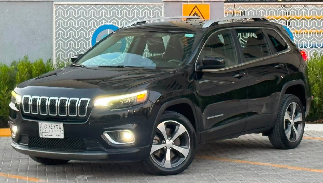 جيب كراند شيروكي بزون Jeep grand cherokee limited 2019
ماشية 107 الف
ضررها بسيط جداً موضح بالصور بدون دواخل
صبغ بنيد فقط الباقي مكفول. لغد شاصي مكفول
جميع الايرباكات سليمة
المواصفات فول ١/١ :
- محرك ٤ سلندر اقتصادي جداً
- جنطه كهرباء
- شاشة كبيرة كاربلاي مع كاميرا دوارة
- اشارة بالمري و حساسات نقطة عمياء 
- كشنات جلد هيتر و تحكم كهرباء 
- كشنات خزه ميموري
- ثلاث انظمة قيادة
- بصمة تشغيل مع بصمة ابواب 
-  حساسات
- هاند بريك بصمة
- تشغيل عن بعد 
- نظام تشغيل / اطفاء Auto Stop / Star
جديدة وجاهزه بدون نواقص رقم بغداد باسمي
السعر 133 بيها مجال 
عنواني بغداد / حي الجهاد
***********
***********

