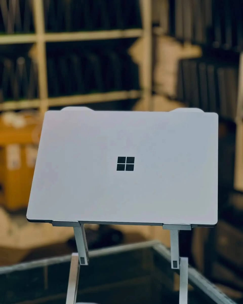 لابتوب Microsoft Surface Laptop 2 i7 الجيل الثامن
🔥 أداء فاخر وشاشة مذهلة بدقة 3K – خيار ممتاز للمحترفين والمستخدمين الباحثين عن قوة وسلاسة!
📌 المواصفات:
• المعالج: Intel Core i7 الجيل الثامن – أداء قوي للتطبيقات الثقيلة والمعالجة السريعة 💪
• الرام: 16GB – سلاسة في تعدد المهام وتشغيل البرامج في نفس الوقت 📈
• الهارد: 512GB SSD – مساحة كبيرة وسرعة قراءة وكتابة عالية 🚀
• الشاشة: 13.3 بوصة بدقة 3K عالية جدًا – وضوح ألوان مذهل وتجربة مشاهدة ممتازة 🎨
• كرت الشاشة الداخلي: 8GB – أداء قوي في الرسوميات والاستخدامات اليومية 🎮
🎯 الاستخدامات:
✔ التصميم الجرافيكي 👍
✔ المونتاج  و
✔ الدراسة والعمل الاحترافي
✔ تشغيل برامج متقدمة وسلسة
🎁 الهدايا المرفقة:
🖱 ماوس – 🖱 باد – 💼 حقيبة – 🔌 شاحن أصلي
🔐 الضمانات والخدمات:
✔ فحص كامل قبل الإرسال
✔ فحص كامل قبل الدفع والاستلام
✔ ضمان 30 يوما 
✔ جاهز للاستخدام المباشر
📍 الموقع: بغداد الأمين الثانية
اربيل- السلطان مظفر 
📱 للتواصل واتساب: ***********
تواصل واتساب او اتصال فقط 
💰 السعر: 500,000 دينار عراقي
توصيل متوفر
