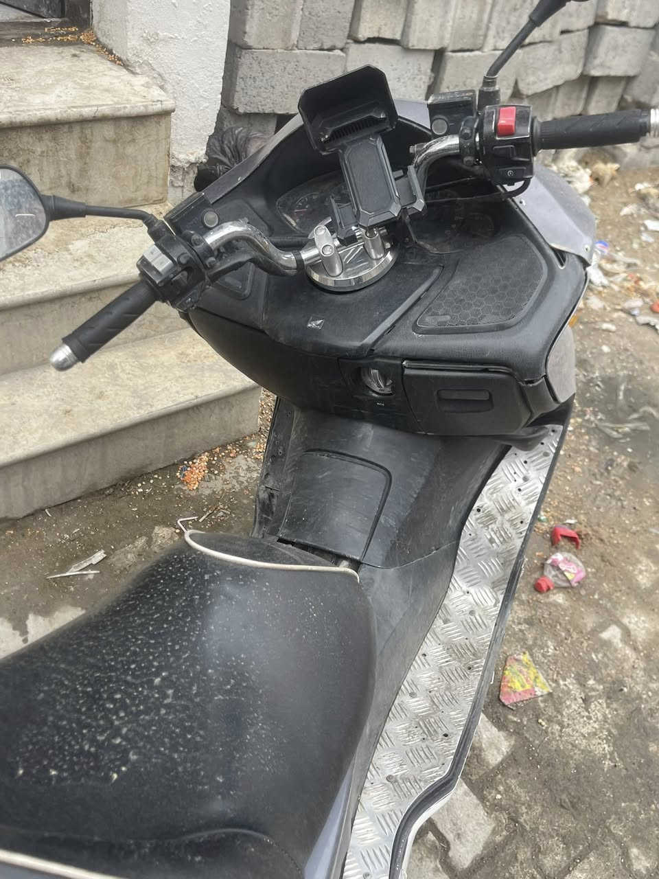 فورزة ٠٨ بصمه دراجة تخبل مابيها شي شلعه ومعدل كامله بس تروح ترقم مدفوع كمرك اوراقها اصوليه بس يرادلها كفرات كفراتها تعبانه سعرها ٧٠٠ الف تواصل على الواتساب ***********
