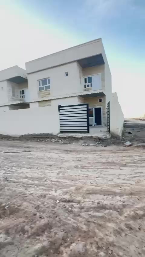 السلام عليكم 
دار 🏠 للبيع  ركن شارع 20 في مجمع القريه الامريكيه موقع مجارو سيطره ابو عقرب 
مساحه الدار 🏠 200 متر 
مكون من اربع 4️⃣ غرف نوم 
صاله استقبال مطبخ كراج حديقة 
الغرفتين فوك نظام سويت 
مقدمه /50 مليون 
بشهر /600 الف 
السعر الكلي /180
الاستفسار اتصل على الرقم 
***********
