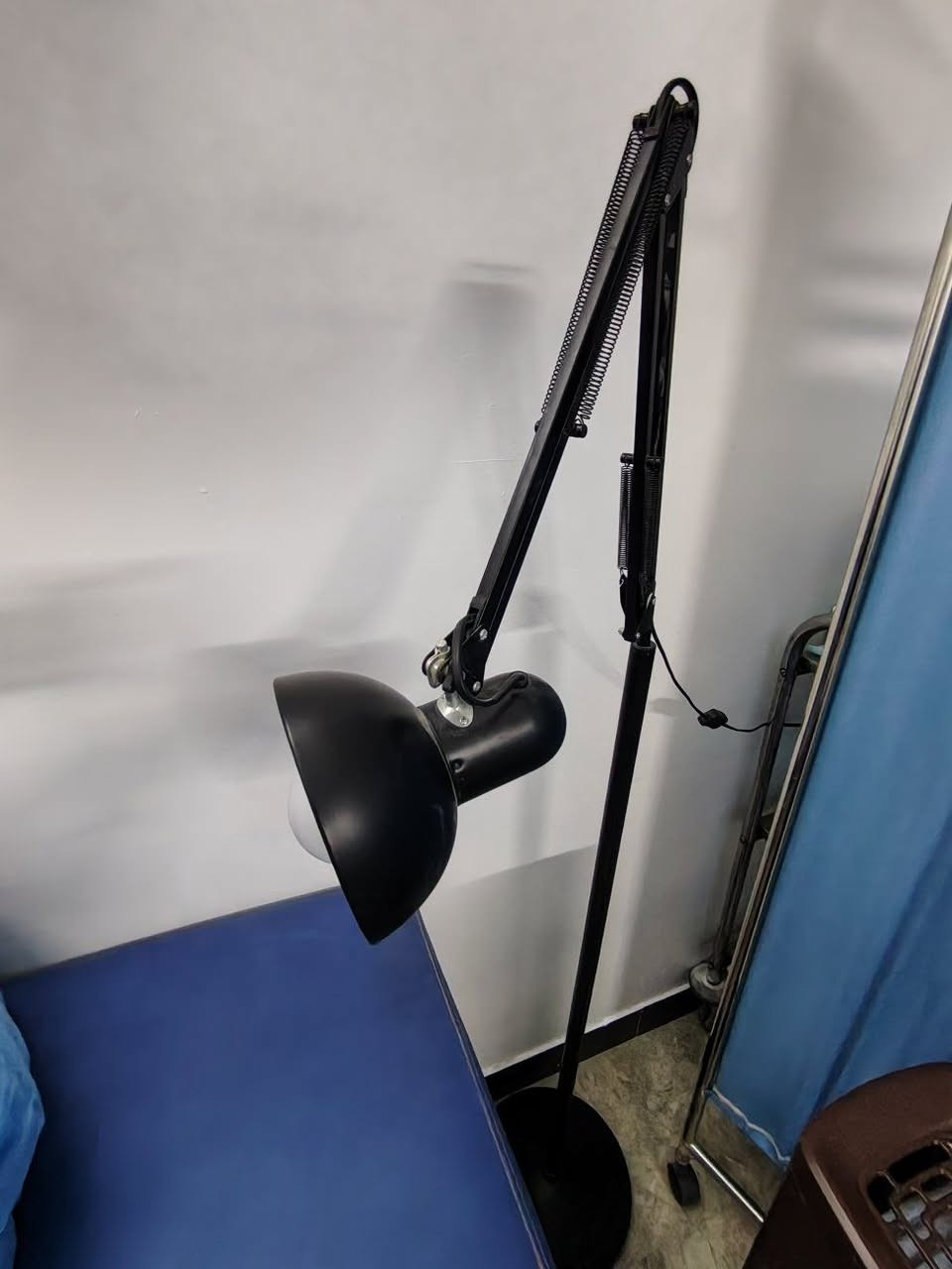 تتوفر ضوء فحص طبي ومرآة للبيع عنواني السيدية 
للتواصل***********
