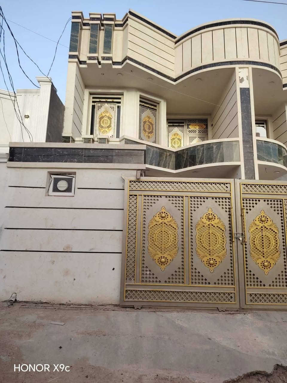 مشتمل طابقين بناء طابوق حديث ضلع منفصل وسقف منفصل للبيع المساحة ١٥٠ م الوجه ٦ ونزال المكان فلوجة حي الأمين منطقة ال ١٩ قريب على شارع أربعين السعر المطلوب بي ١٠٥ مليون وبي مجال للاستفسار خاص

محتويات الدار
الطابق الأول
طرمة وتواليت ومطبخ وديوانية ومناور عدد ٢ وغرفة نوم

الطابق الثاني
غرفتين نوم وصاله وصحيات ودرج خارجي للسطح
ارضية بورسلين


**إذا كنت صاحب هذا الإعلان وتريد حذفه لأي سبب، رجاءا أرسل رسالة إلى الدعم الفني**