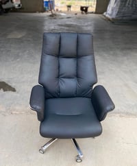 كرسي مكتب متحرك جلد جداً مريح جديد للييع… للاستفسار:  07709080501