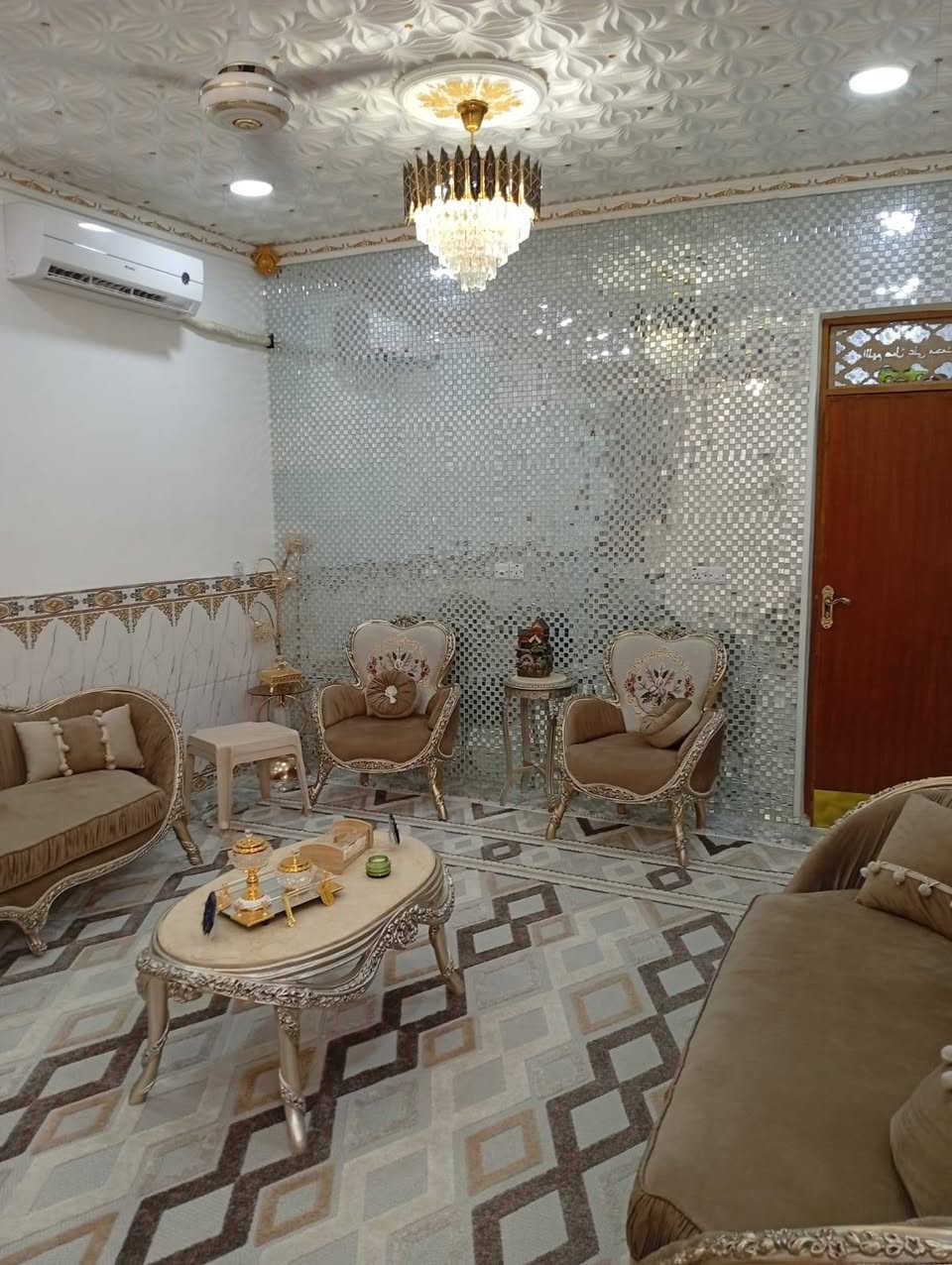 السلام عليكم من رخصت الدمن الدار للبيع العنوان كوت زين القوس
شارع المدراس مساحه 200متر الاستفسار الاتصال على الرقم ***********
