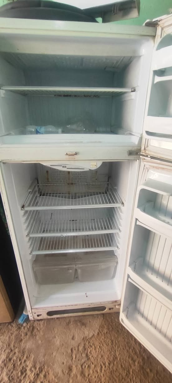 سلام عليكم للبيع الثلاجه 200وبيها مجال الثلاجه مداخله تصليح المجمده 200وبيها مجال المجمده فريز خارجي فول تجميد البراد 60 ممصلح ***********
