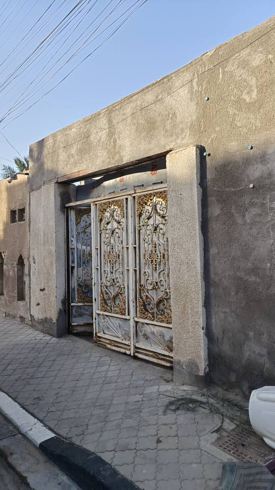 السلام عليكم ، بيت للبيع بلزبير 9نيسان منطقة معروفه وجيران طيبين الشارع تبليط ومجاري 10متر البيت قاطين ع القديم بي5غرف 3جوه وثنين فوك حمامات 2البيت ع قديم بس ينسكن طبيعي المساحة277واقع حال 300متر قريب ع شارع  رابع بيت عن شارع العام سعر300 وبي مجال للشراي
رقم*********** الزبير, البصرة
