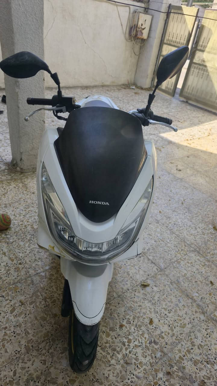 السلام عليكم دراجة pcx جيل ثاني موديل ٢٠١٧ للبيع مثل ما موضح عدكم بالصور الدراجة نظيفة محرك كلتشات دواخل مكفول بس بيهة حادث فطور وشخطات رايدهة ب مليون و٦٠٠ الف بيهة مجال للشراية للتواصل دايركت او *********** واتس اب او رصيد متوفر

