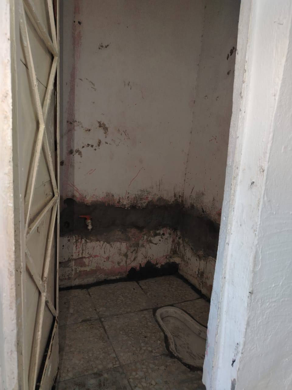 بيت للايجار بالدورة شارع 60 
مقابل افران اليسر 
استقبال ومطبخ ومنافع وغرفة نوم وكراج صغير 

للايجار ب 250 قفل 
للأستفسار ***********
