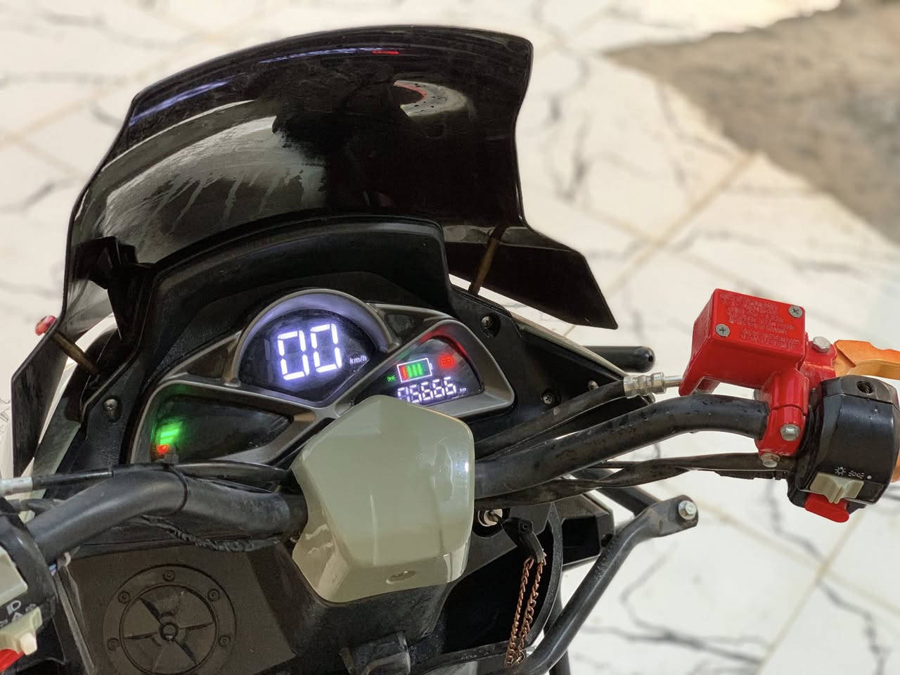 السلام عليكم 
دراجه للبيع 
موديل ٢٠٢٥ 
كفاله من الفتح والضربه الدراجه حيل جديده سعرها مليون 
المكان البصره قضاء المدينه 
***********
