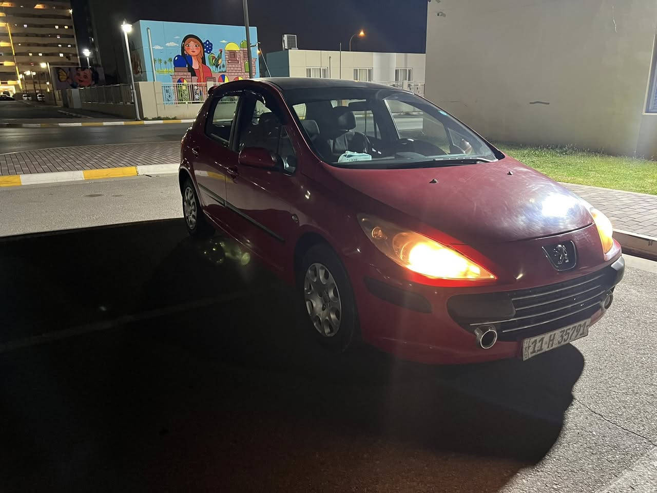 سلام عليكم بيجو 307 موديل 2006 للبيع  السياره كامله ما عده الصدر لامامي  نضيفه السياره السونار موجود بل صور شبيه صبغ وبيها نواقص بسيطه جدا 
تايرات 4 جديد 
سقف كنتاره 
سنويه بسمي تحويل ثاني يوم  
لايت عالي زينون 
كهربائيه كلها شغاله 
تبريد مالتها ثلج شرط الفحص 
سستم صوت شغال كله 
شاشه وكامره 
السياره معروضه 53 وبيها مجال حك الجيه مكاني جسر ديالى الجديد
لاستفسار اكثر اتصال او واتساب
***********
***********
