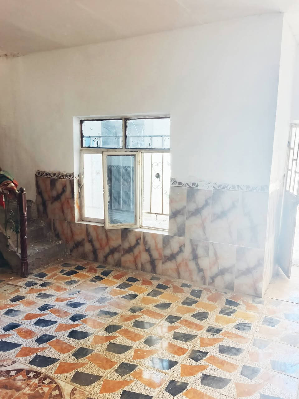 بيت للبيع بالوافدين الجديدة بصف احمد ابو الدهن والحسينية مساحة 150 البيت كامل صب وسيراميك يتكون من غرفتين جوه وصالة واستقبال ومطبخ وصحيات 
والطابق الثاني غرفتين وصالة للاستفسار ***********
